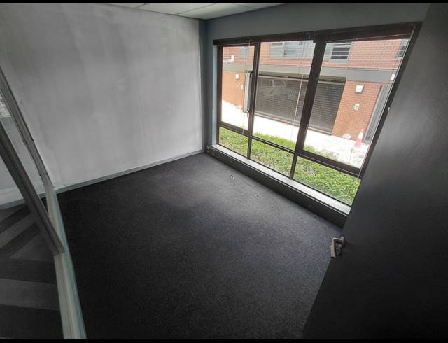 344M² OFFICE TO LET IN MAGALIESSIG